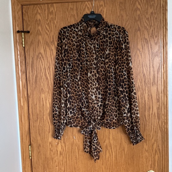 Leopard print blouse with mock turtleneck and key hole opening in the back - Picture 6 of 8